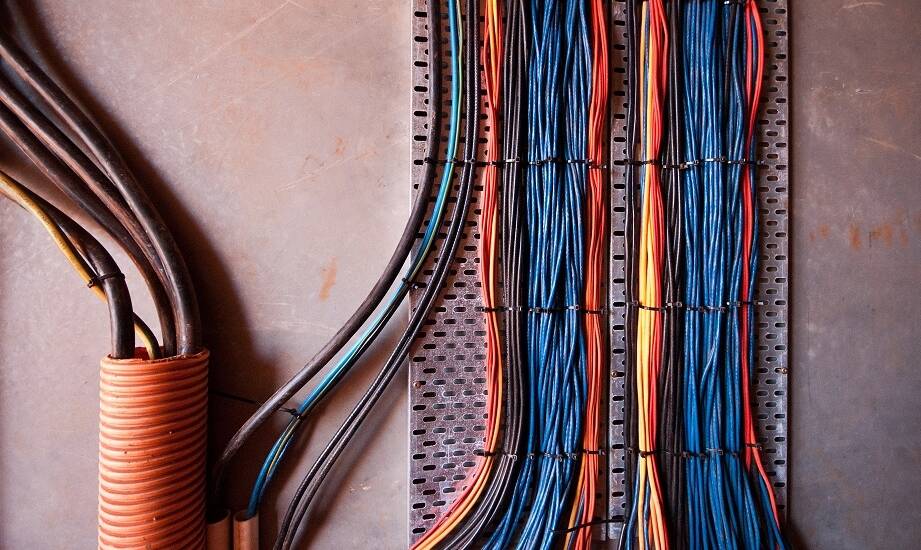 Korytka z drutu cynkowanego: Wytrzymałość i zastosowanie