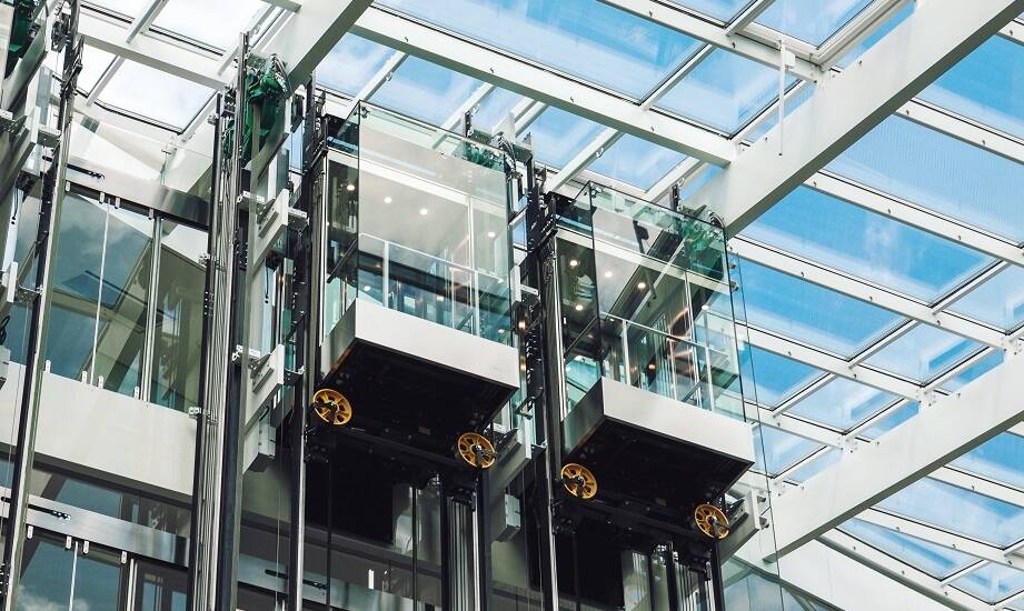 Montaż dźwigów osobowych jako inwestycja w komfort i bezpieczeństwo