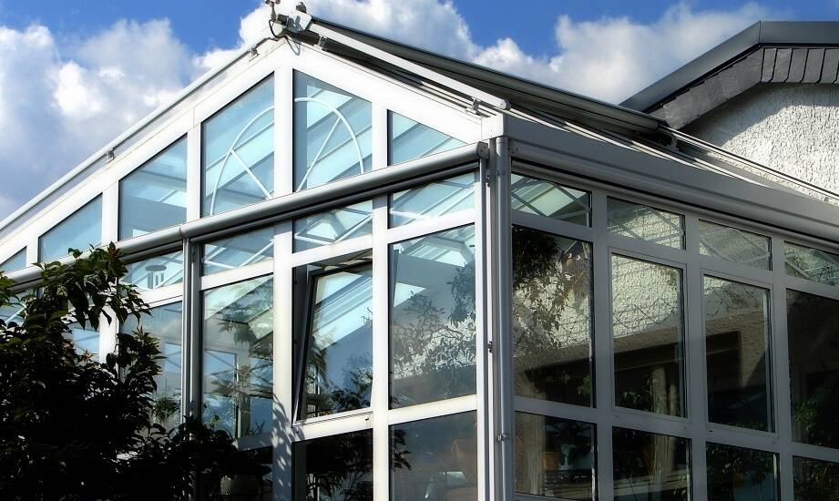 Ogrody zimowe w stylu minimalistycznym – jak je zaaranżować?