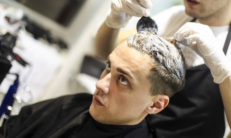 Męskie koloryzacje – najnowsze trendy i techniki w ofercie fryzjera