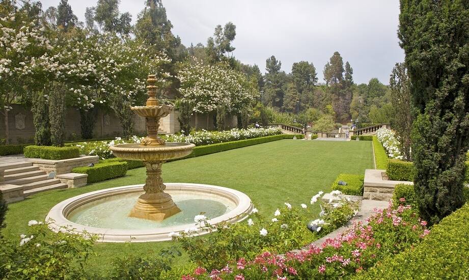 Spacer po historycznym ogrodzie hotelowym – idealne miejsce na relaks