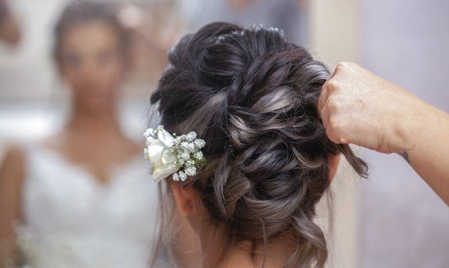 Dlaczego warto zaufać profesjonalnemu fryzjerowi damskiemu w kwestii upięć okolicznościowych?