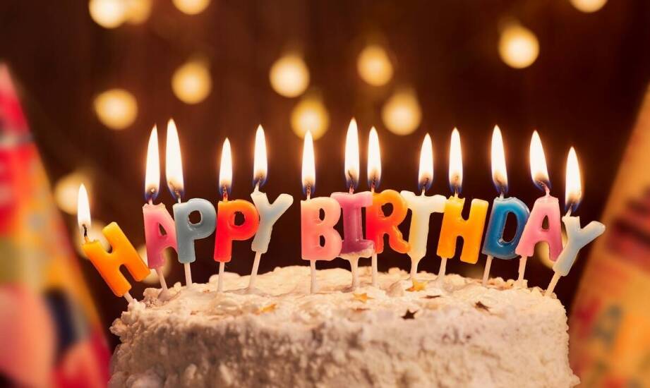 Ciekawe pomysły na humorystyczne toppery na tort urodzinowy