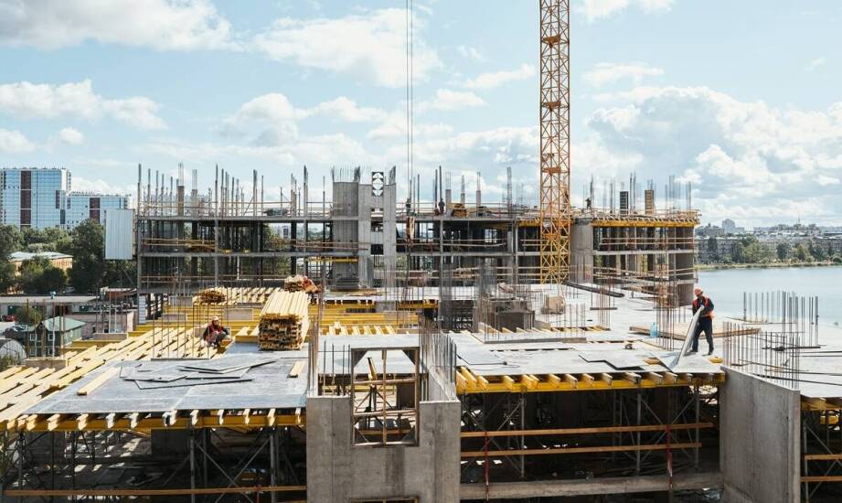 Rola zwyżek w montażu konstrukcji stalowych