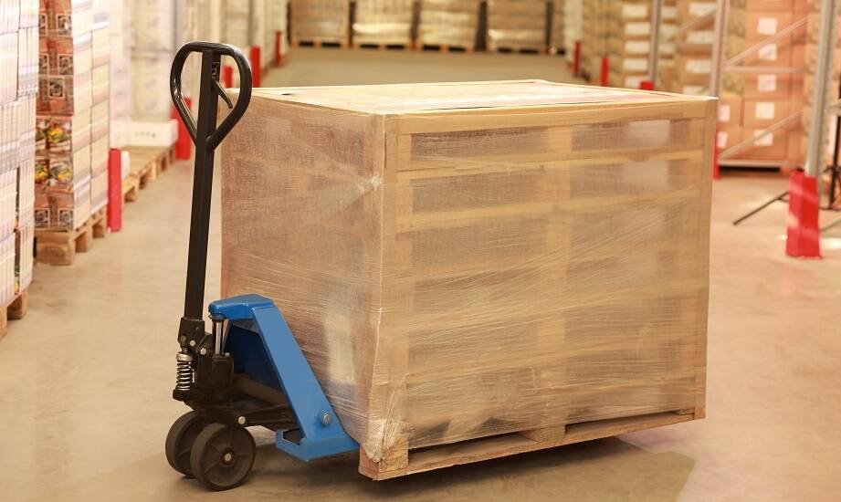 Jak dobrać odpowiednią sztaplarkę do specyficznych potrzeb magazynu?