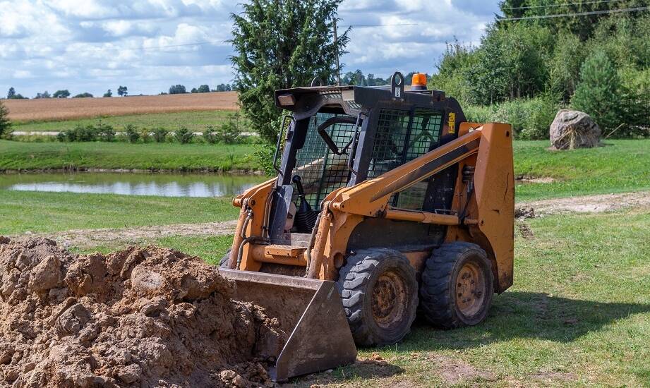 Jakie korzyści niesie wynajem miniładowarki dla klientów indywidualnych?