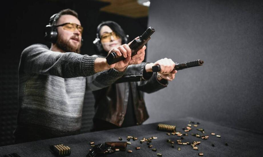 Jakie są najpopularniejsze rodzaje broni używane w treningach strzeleckich?