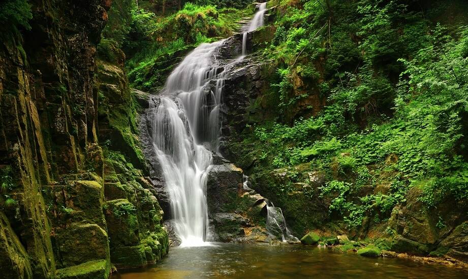 Wycieczki edukacyjne do najwyższego wodospadu - co mogą zyskać dzieci i młodzież?