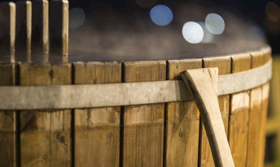 Holzbadefass und Gartengestaltung – welche Lösungen sind verfügbar?