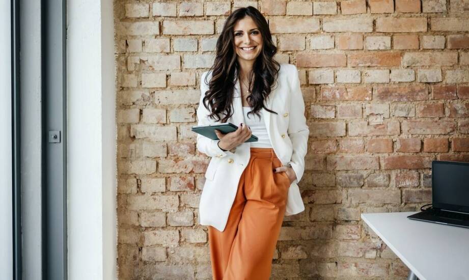 Jak nosić elegancki komplet damski, aby wyglądać profesjonalnie w pracy?