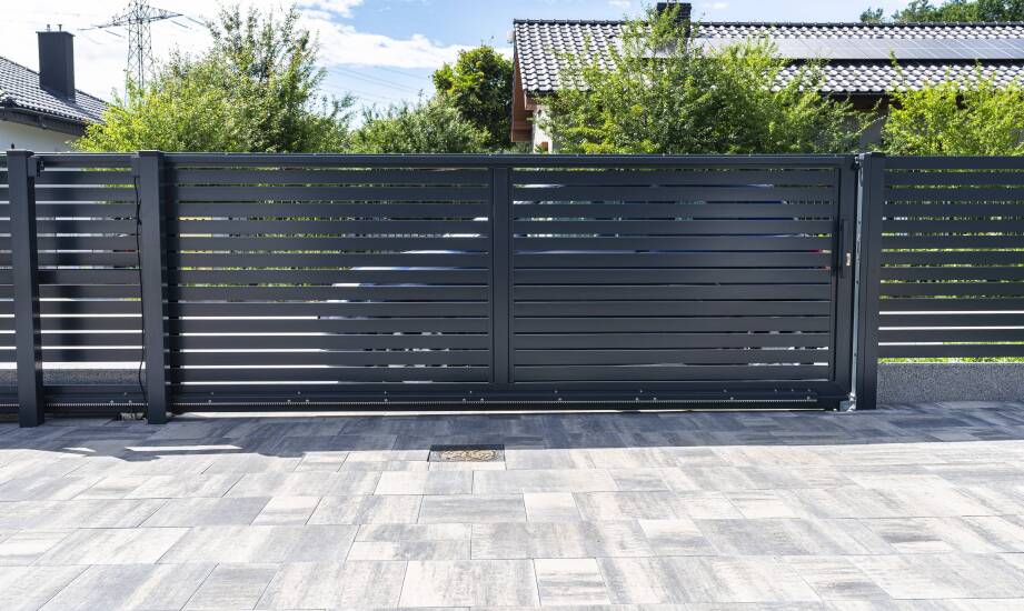 Der Prozess der Montage eines Doppelstabmattenzaun polen – was sollte man wissen?