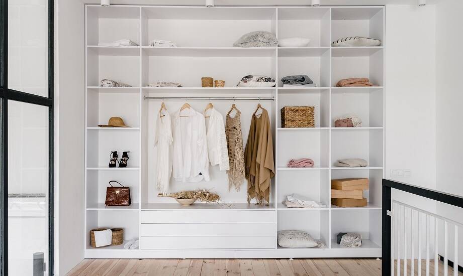 Szafy wnękowe a efektywne wykorzystanie przestrzeni w sypialni
