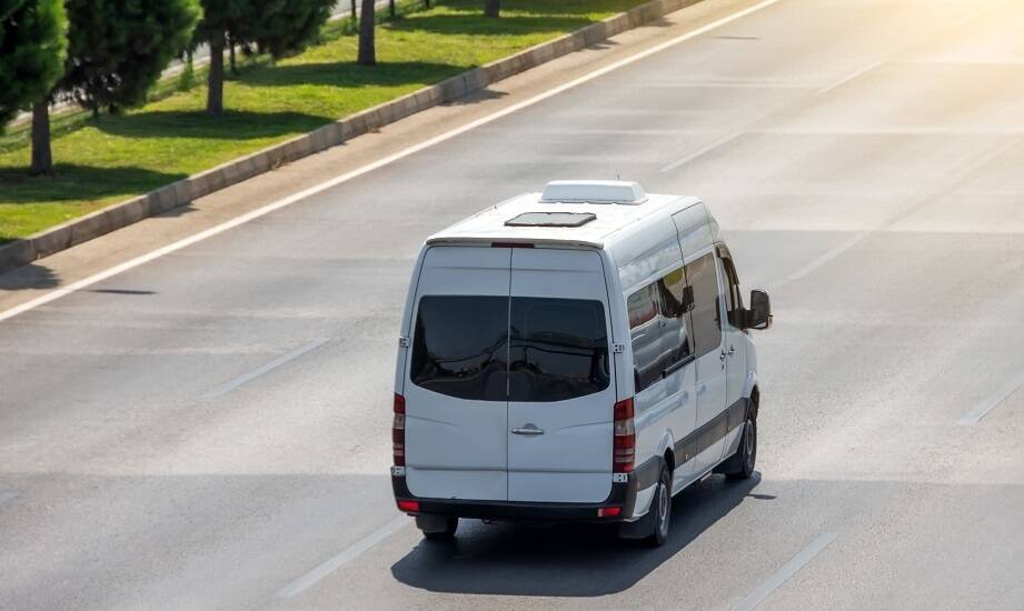 Jakie są zalety wynajmu busów z nowoczesnymi systemami multimedialnymi?