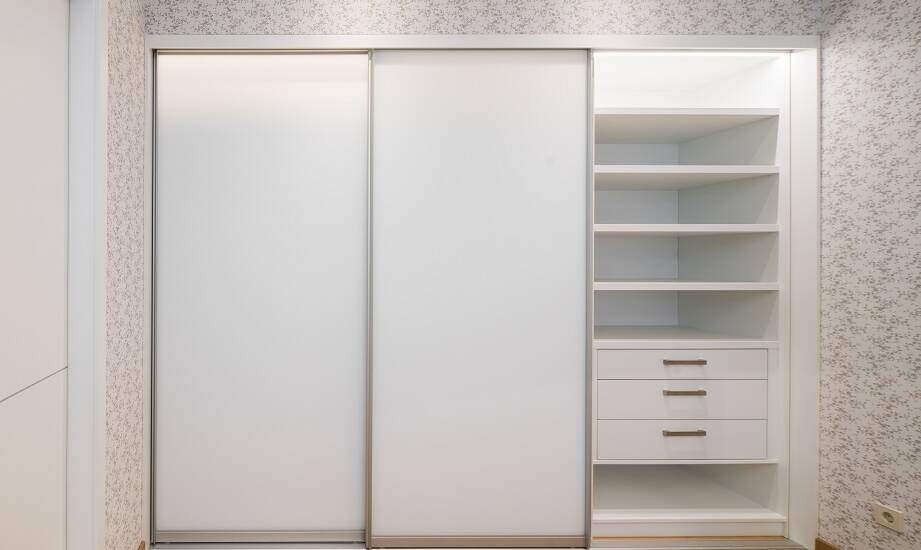 Funkcjonalne dodatki do szaf przesuwnych na wymiar