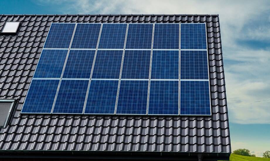 Wpływ różnorodnych typów dachów na wybór konstrukcji pod panele fotowoltaiczne