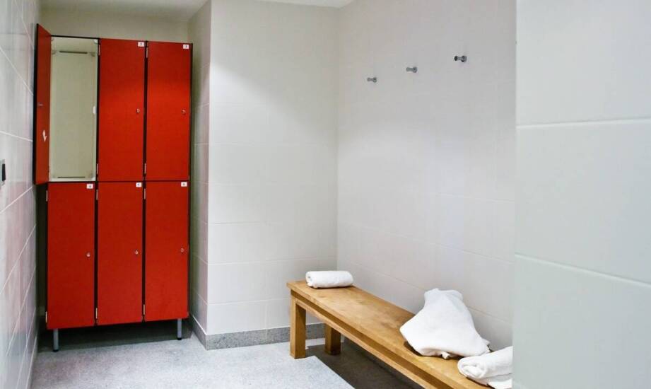 Schlüsselmerkmale von Schließfächern für Umkleidekabinen mit Sitzbank in stark frequentierten Objekten