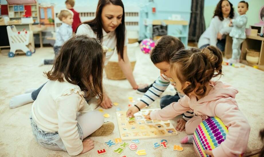 Dlaczego warto wybrać przedszkole niepubliczne inspirujące się pedagogiką Marii Montessori?