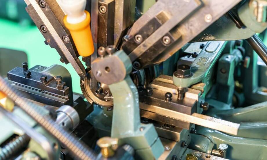 Jakie są zalety zautomatyzowanych maszyn do zakuwania przewodów w porównaniu do manualnych?