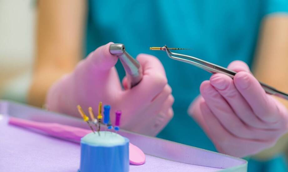 Jak implantologia zmienia podejście do odbudowy uzębienia?