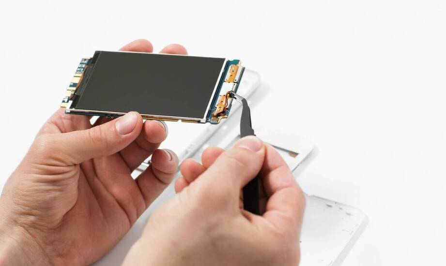 Naprawa telefonów w Warszawie – co zrobić, gdy złącze ładowania przestaje działać?