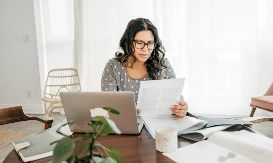 Jakie są korzyści i wady wymeldowania z domu online?