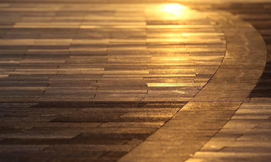 Bruk drewniany na zewnątrz – idealne rozwiązanie dla tarasów i patio