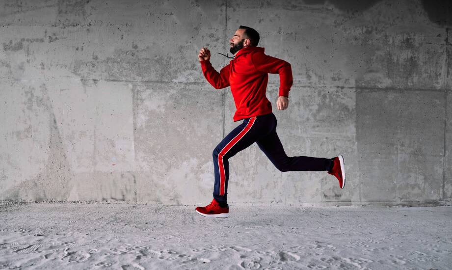 Modne stylizacje z wykorzystaniem męskich spodni dresowych