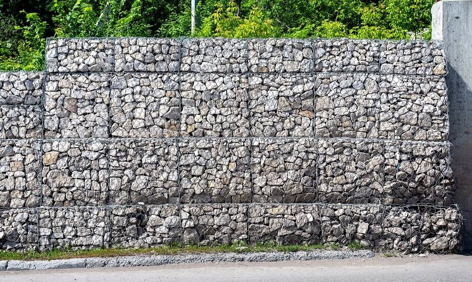 Współpraca z ekipami montażystów przy instalacji gabionów