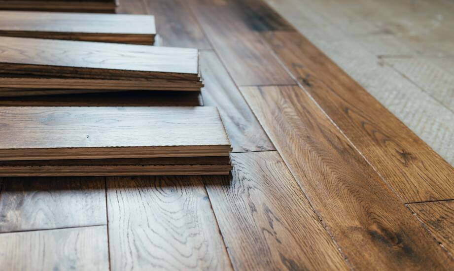 Elegancja i trwałość litej deski dębowej – co ją wyróżnia?