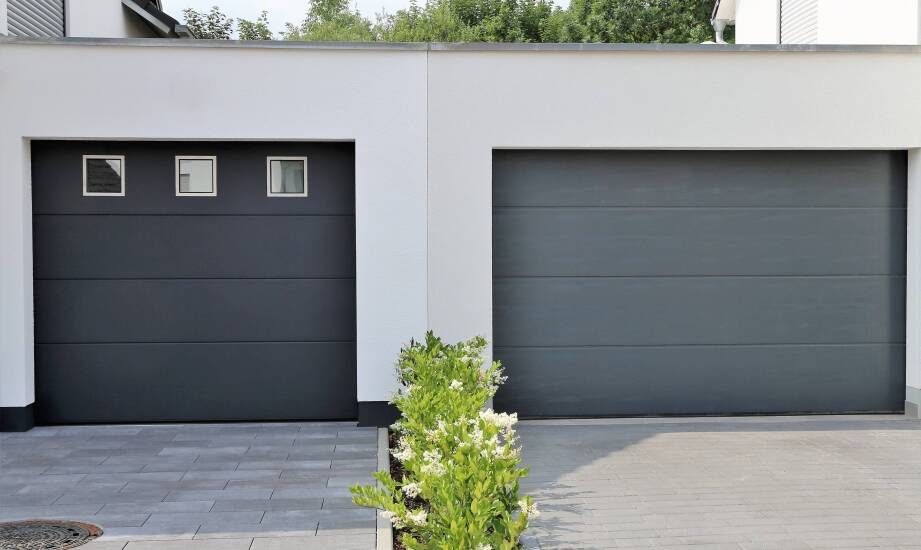 Jakie są zalety wyboru klasycznych kolorów dla bram garażowych w kontekście długowieczności i utrzymania?