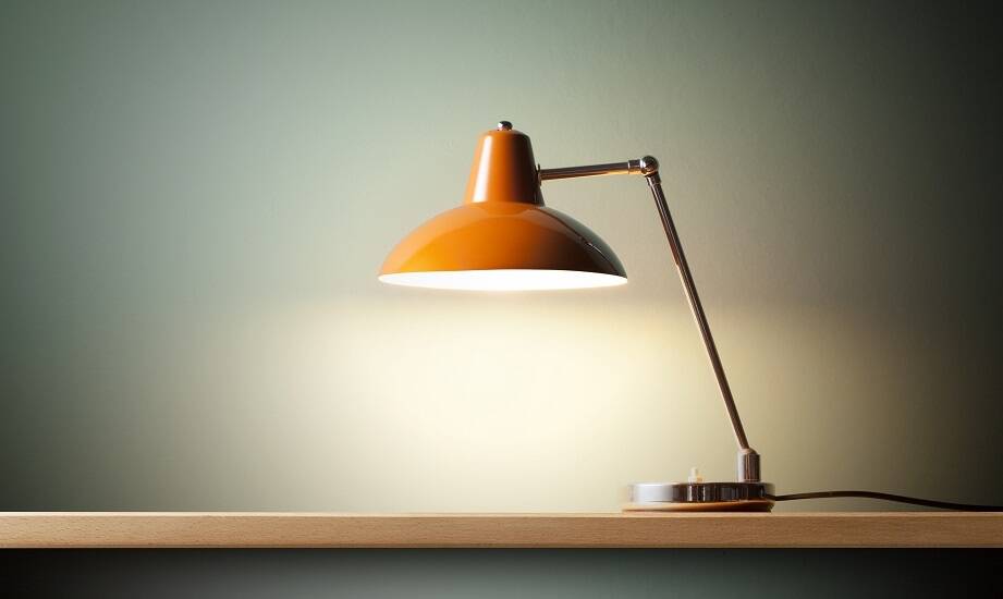 Lampy biurkowe – jakie modele sprzyjają koncentracji podczas pracy?