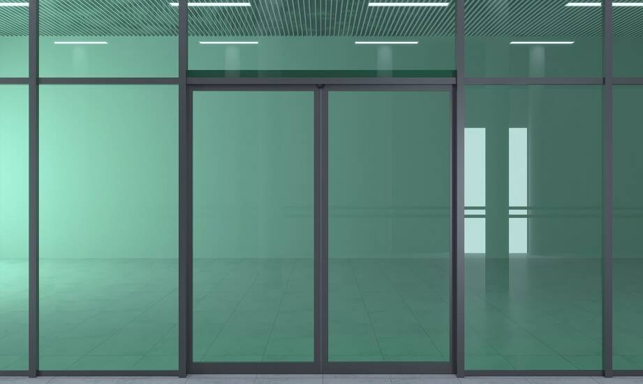 Jak dbać o szklane drzwi na wymiar, aby zachowały swoją estetykę?