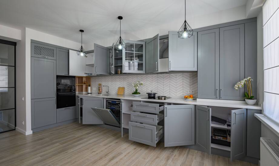 Jak odpowiednie docinanie wpływa na montaż i trwałość mebli kuchennych?