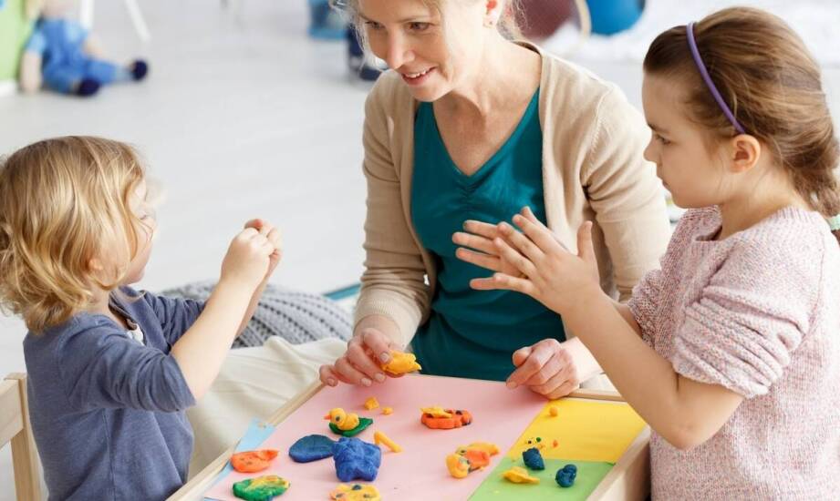 Jak neurologopeda wspiera rodziców dzieci z trudnościami komunikacyjnymi?