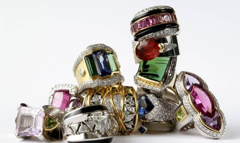 Pierścionki zaręczynowe z szafirem: klasyczne piękno w nowoczesnym wydaniu