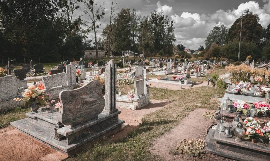 Wybór nagrobka – jakie usługi kamieniarskie oferują zakłady pogrzebowe?