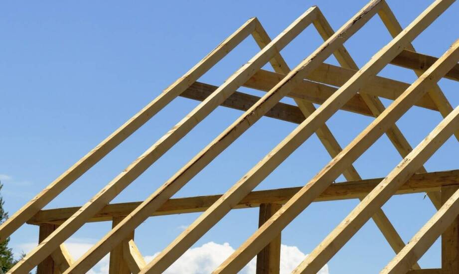 Plandeki na altanę a regulacje prawne dotyczące materiałów budowlanych