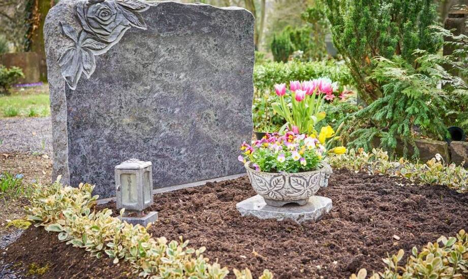 Czym różni się tradycyjny pochówek od kremacji w ofercie firmy?