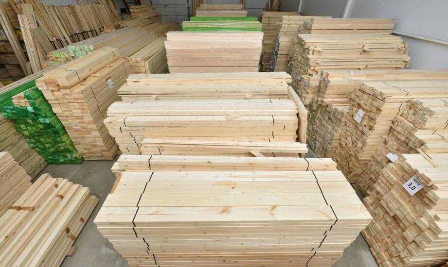 Wybór drewna do budowy sauny: co warto wiedzieć przed zakupem?