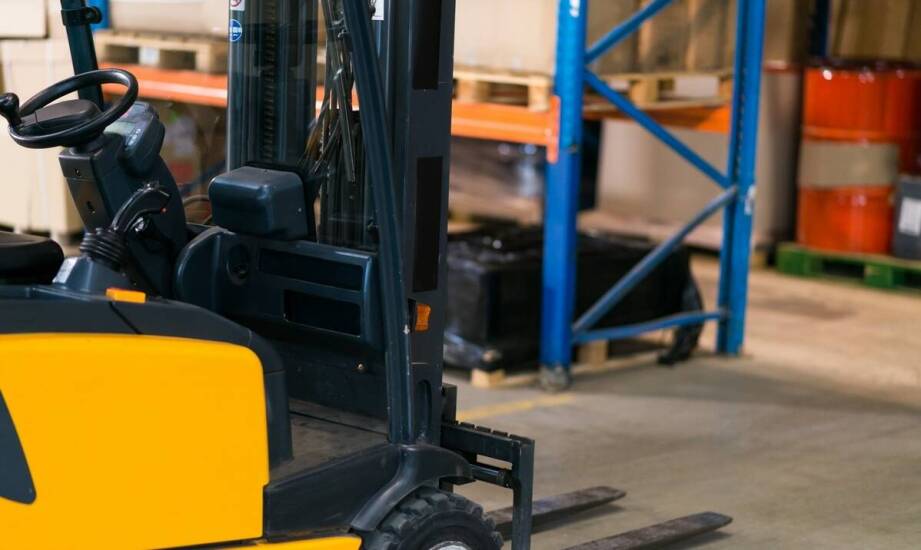 Wózki widłowe elektryczne a oszczędność energii w firmie
