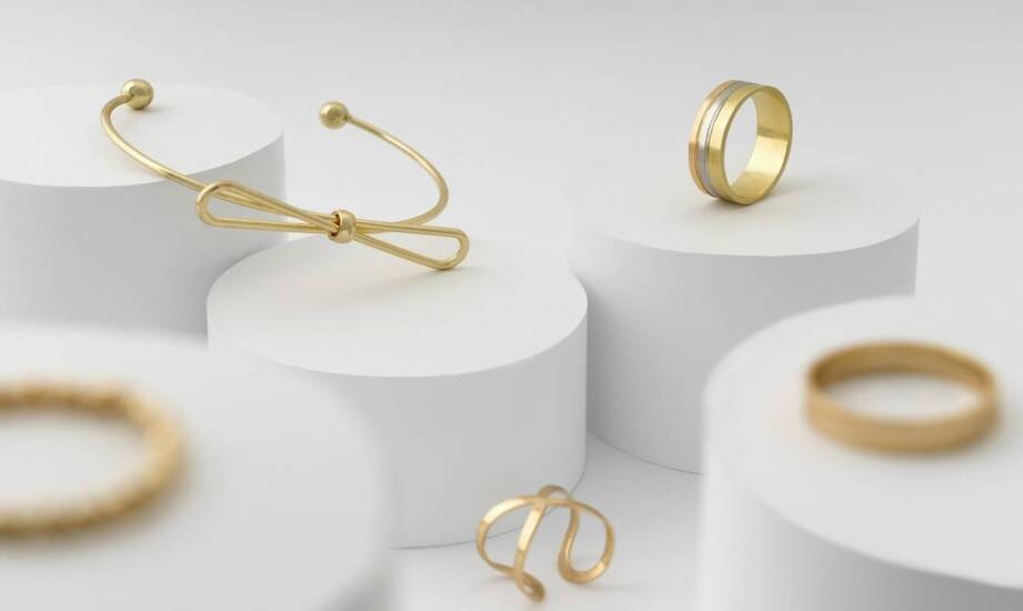 Jakie materiały najczęściej łączone są z kryształami w Swarovski pierścionkach?