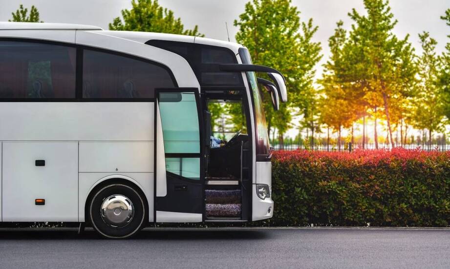 Jakie czynniki wpływają na koszt wynajmu autobusu?