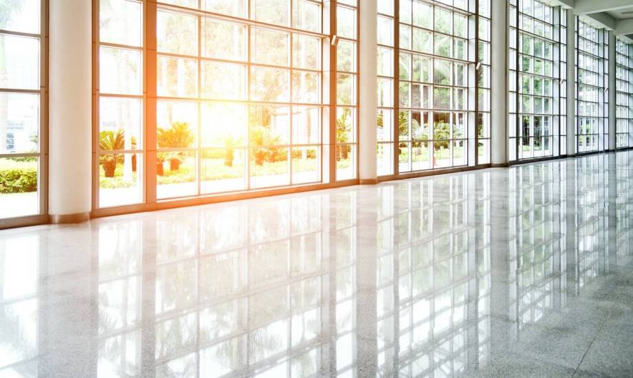 Jak profesjonalny montaż płytek zwiększa komfort użytkowania przestrzeni handlowej?