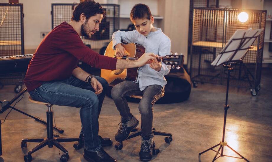 Jakie metody nauczania stosowane są podczas lekcji gitary w Białymstoku?