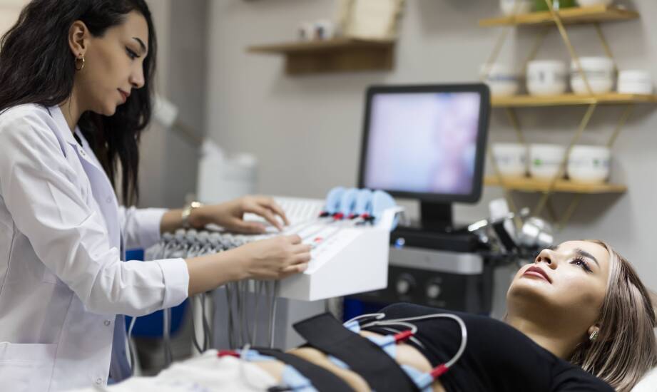 Jak wygląda sesja odchudzania prądami w nowoczesnym gabinecie?