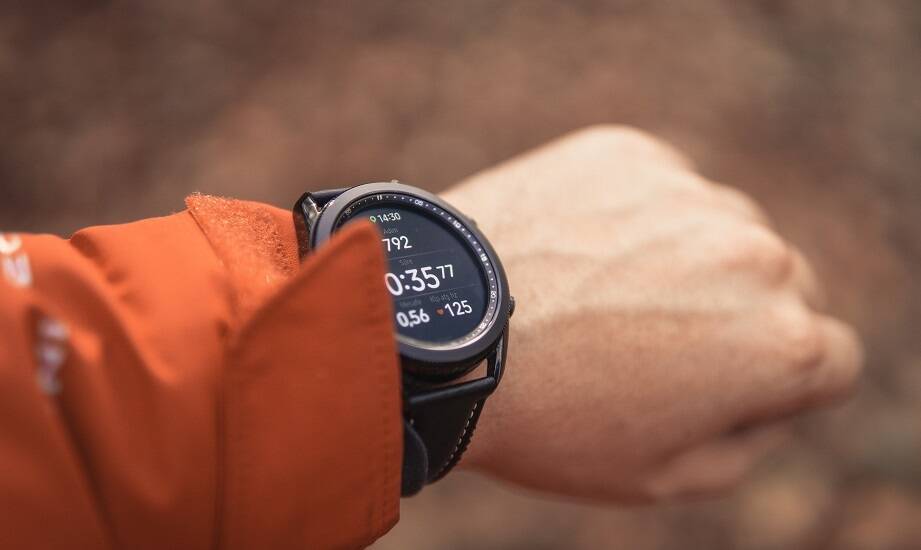 Funkcje nawigacyjne w smartwatchu męskim sportowym – jak mogą pomóc?