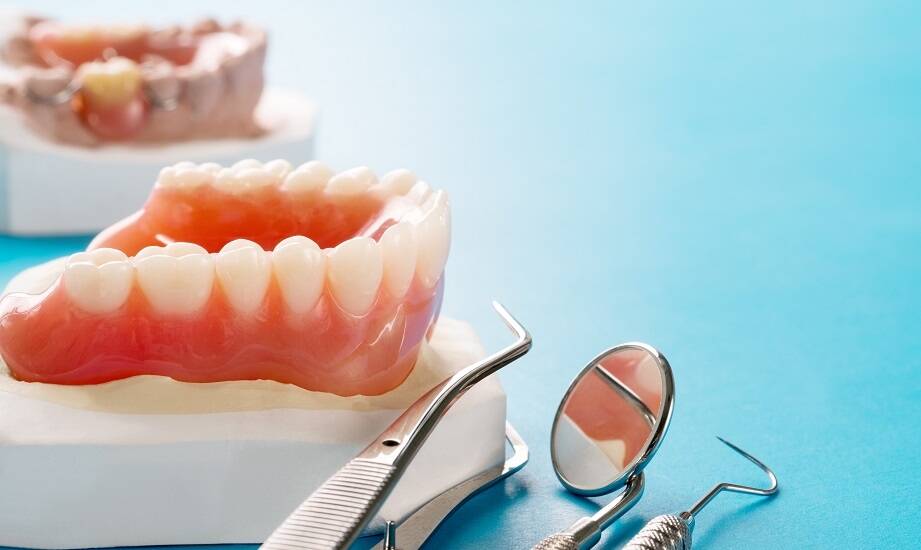 Dlaczego warto zaufać stomatologowi przy wyborze protez zębowych?