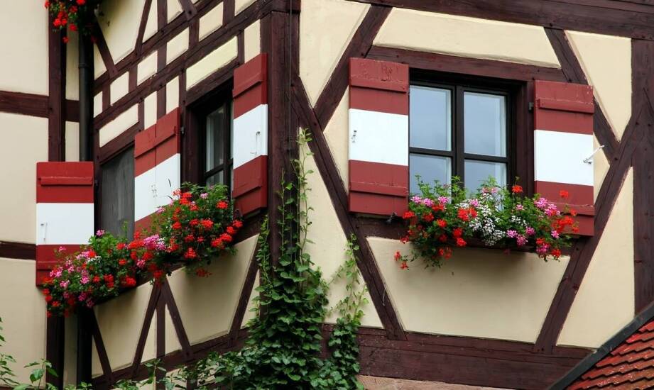 Rola okiennic drewnianych zewnętrznych w architekturze tradycyjnej i nowoczesnej