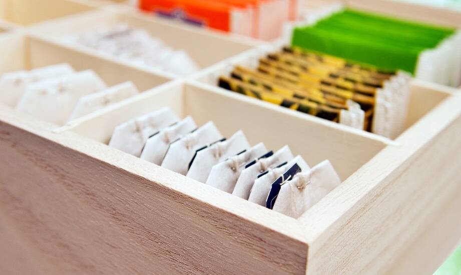 Zestawy prezentowe z herbatą w saszetkach – idealny pomysł na upominek