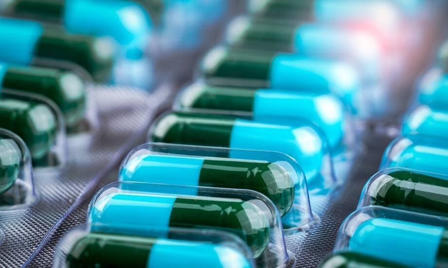 Jakie wyzwania stoją przed naukowcami w walce z antybiotykoopornością za pomocą FMT?